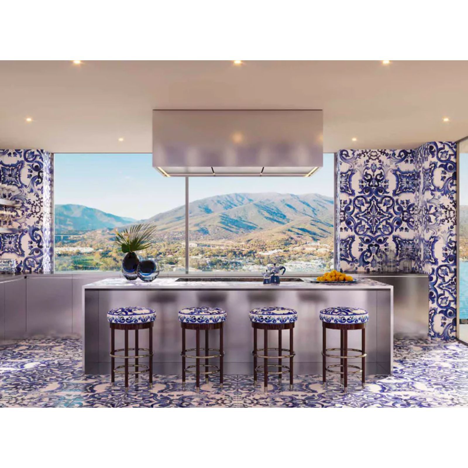 Design Hills Marbella : Cuisine avec motif bleu et blanc et vue sur la montagne.