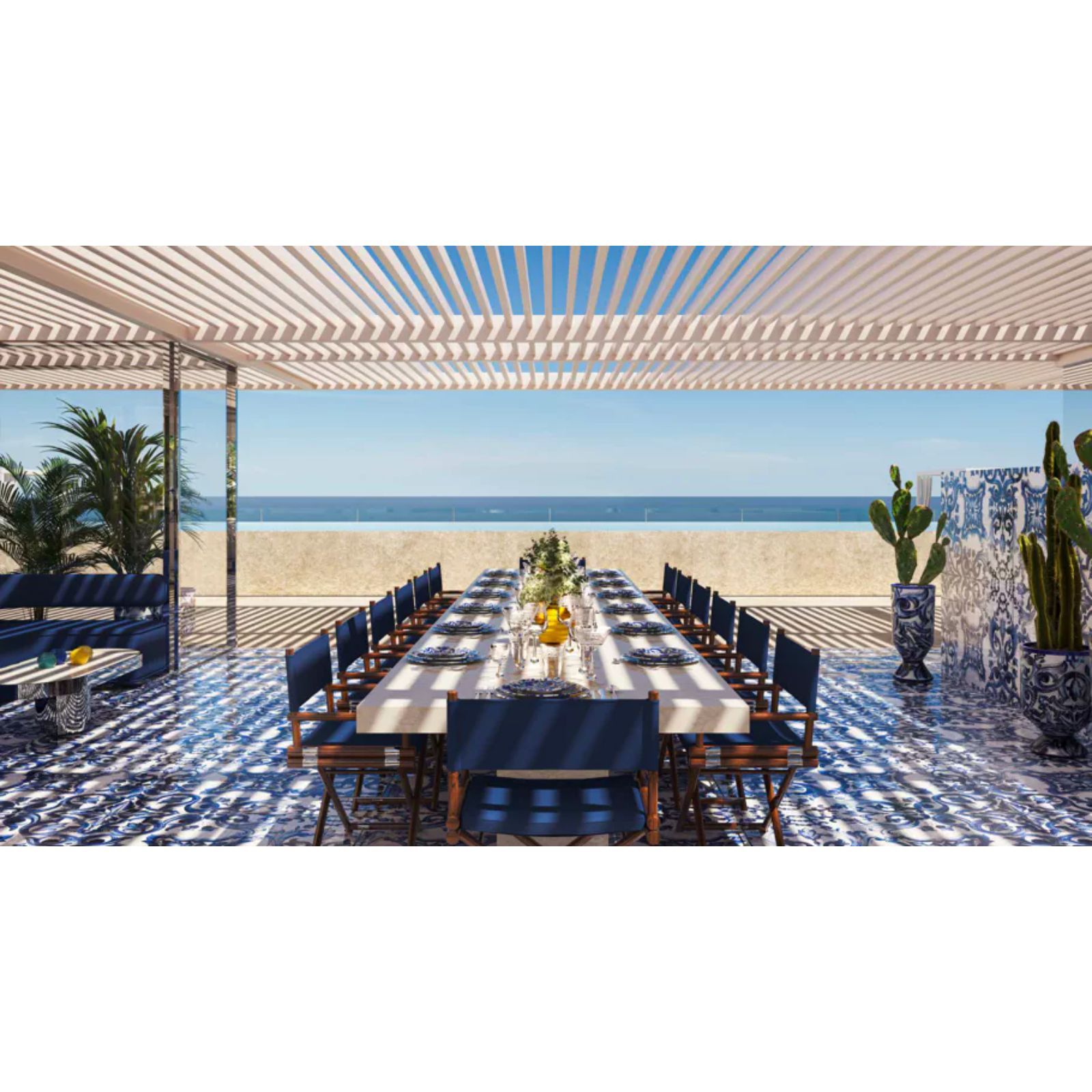 Salle à manger extérieure avec vue sur la mer à Marbella, longue table avec chaises bleues