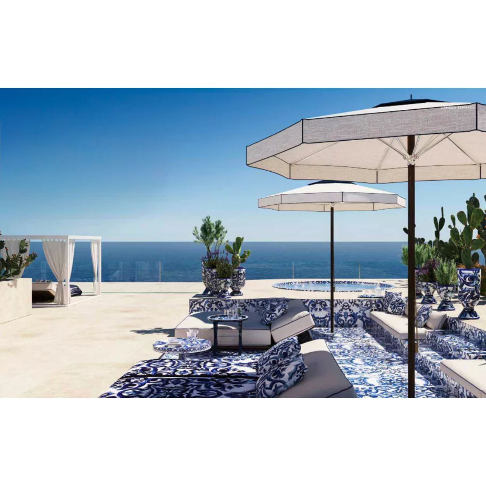 Terrasse de luxe avec design bleu et blanc et vue sur mer à Design Hills Marbella.