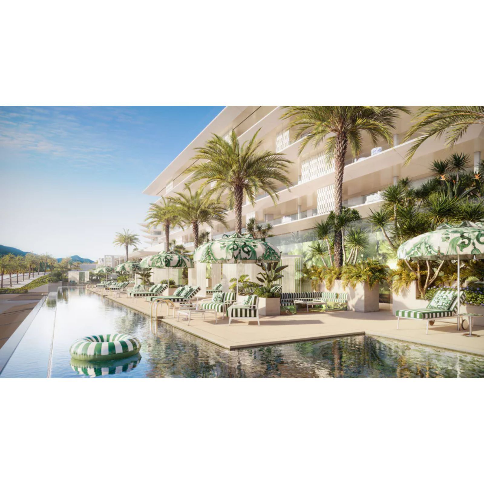 Piscine de luxe à Marbella avec palmiers et parasols verts.